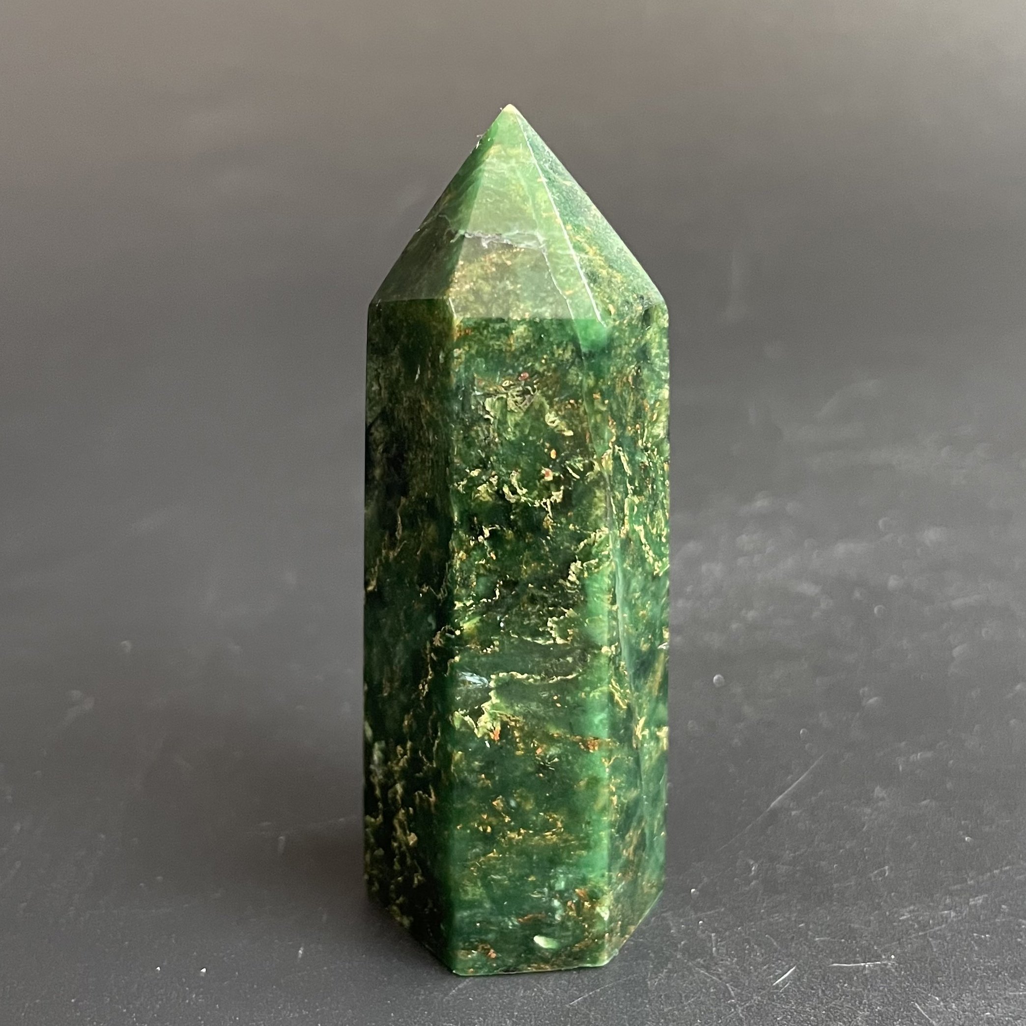 

Хрустальная башня из камня, изумруд