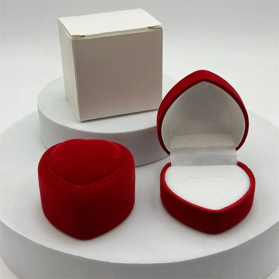 

Бархатная шкатулка для украшений в форме сердца