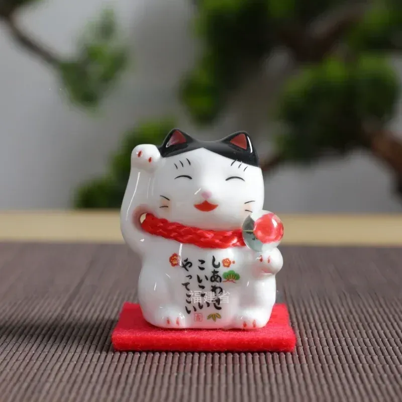 

Керамическая статуэтка Манeki-Neko