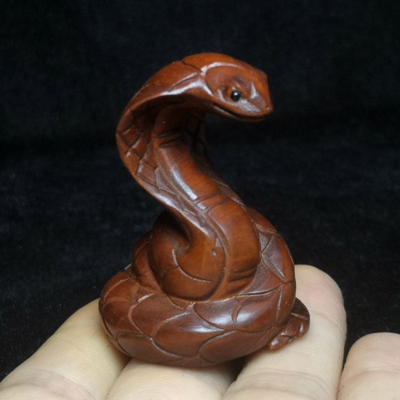 

Деревянная статуя змеи Netsuke