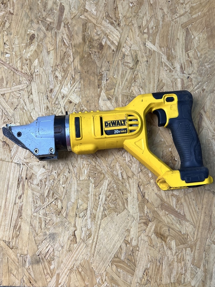 

Электрические ножницы DEWALT DCS494