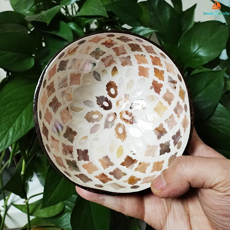 

Деревянная миска из скорлупы кокоса с ракушкой