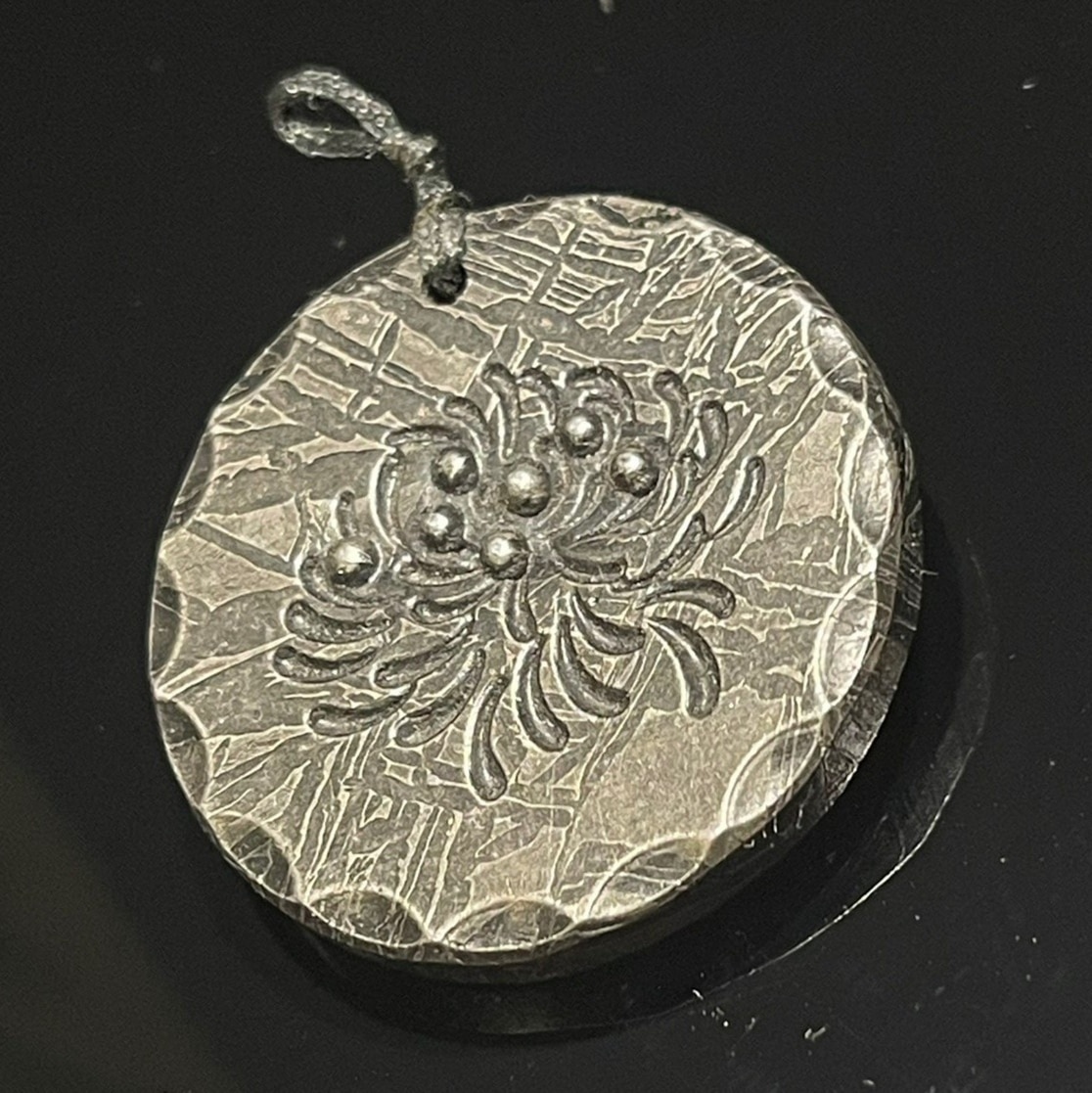 

Алтайский железный метеорит, круговой метеорит, хризантема, кулон для дома, падающий камень, украшение Алтай, Синьцзян, Китай, около 27 г