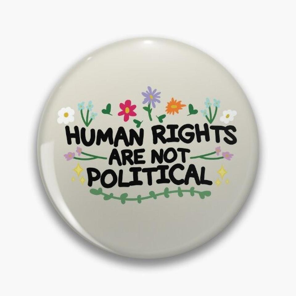 

Мягкая пластиковая брошь "Human Rights Are Not Political"