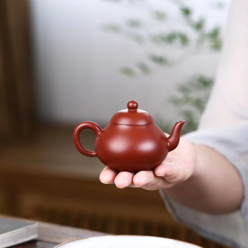 

Ручной чайник из фиолетовой глины Yixing 120 мл