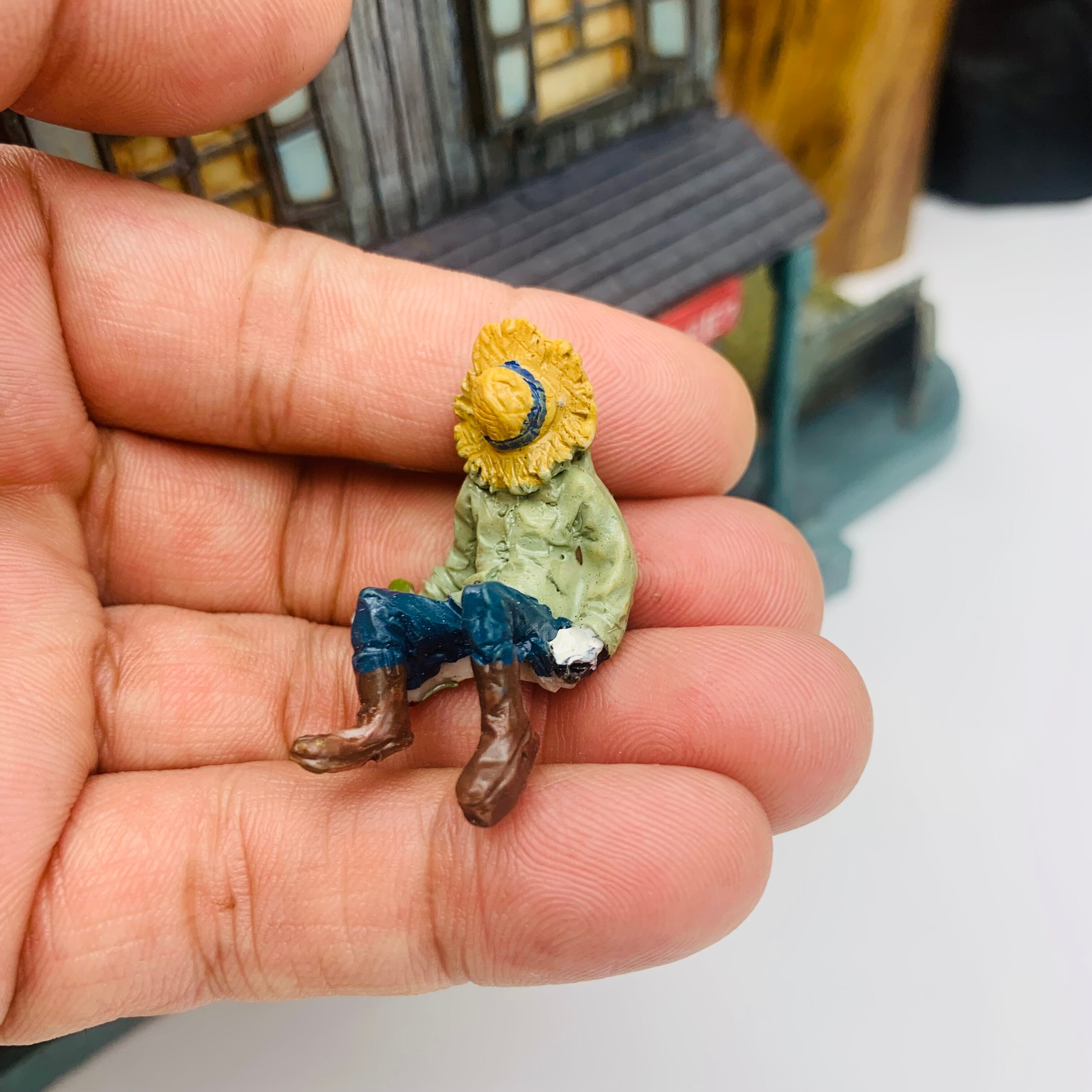 

Миниатюрные фигурки из канифоли