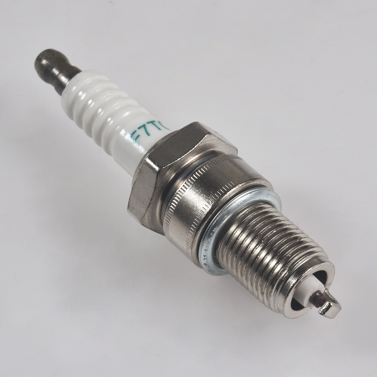 

Свеча зажигания F7TC 168F 168FA 168FB 170F 173F 177F 182F 188F 190F Мини-велосипедный трактор