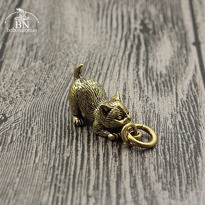 

Миниатюрные медные фигурки кошек