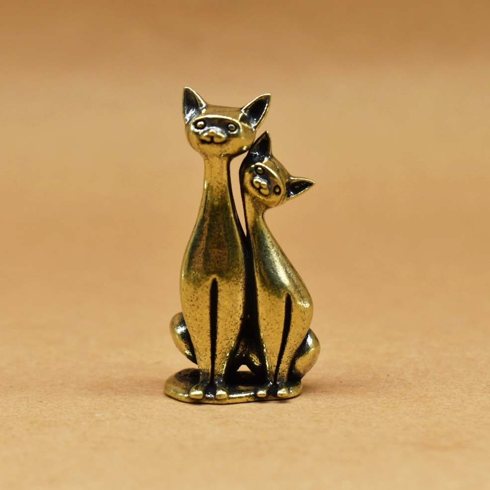 

Couple Cat Ornament Vintage Brass Sculpture Art Piece Intertwined Loving Cats Artwork for Home Office Cat Statue Home Decoration
