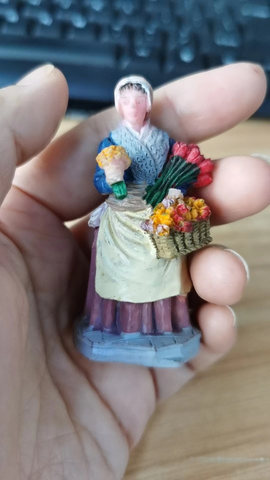 

Маленькая фигурка из смолы, психический психологический песочный стол, игровая коробка, придворная терапия, женщина, продающий цветок