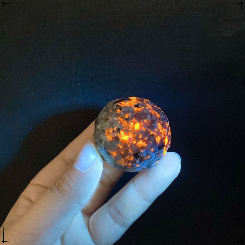 

Нешлифованная лунная сфера из Йоперлита 35 мм