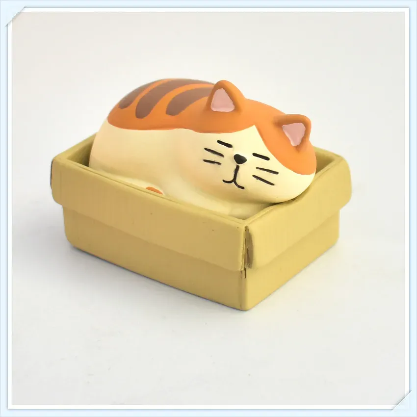 

Миниатюрная фигурка кошки из смолы