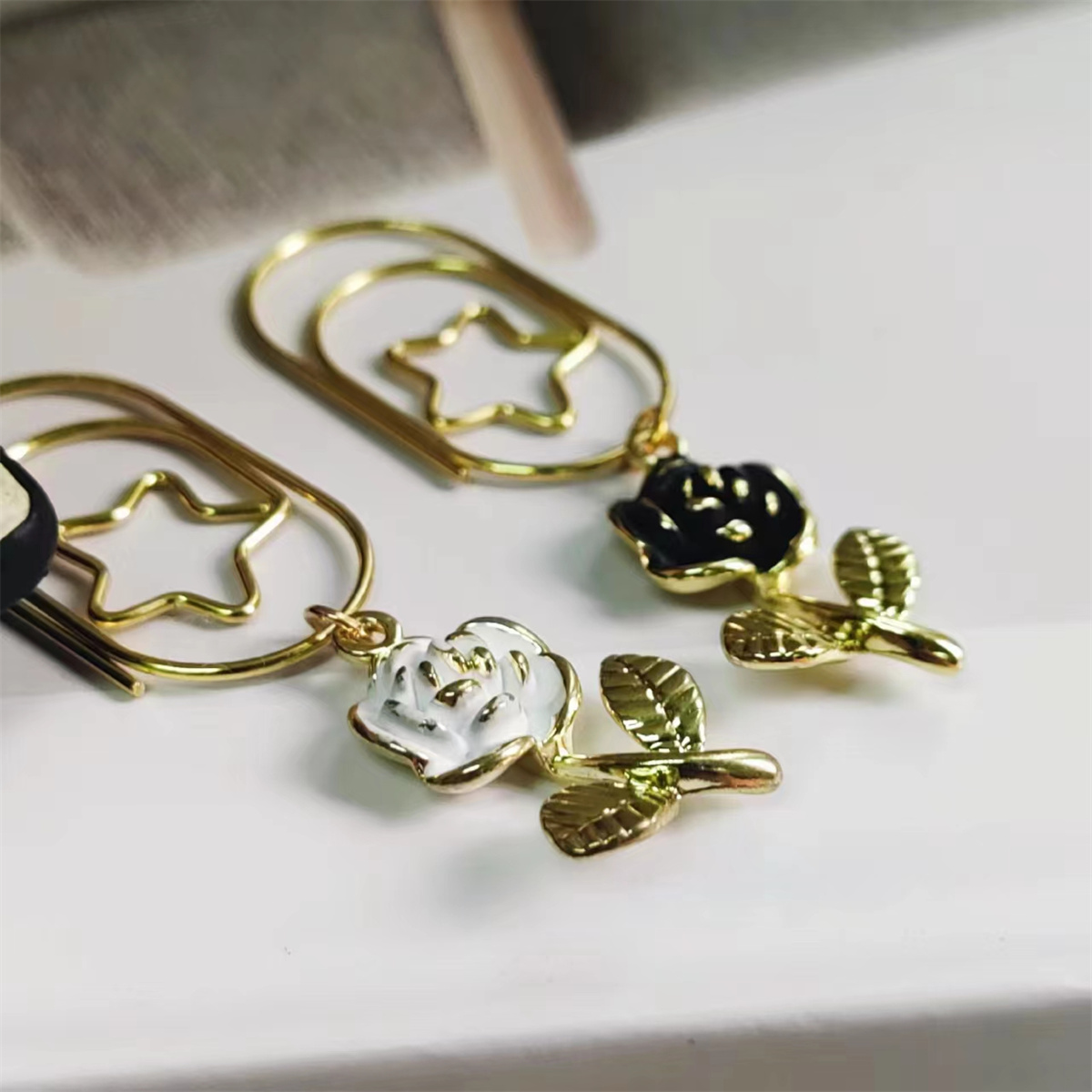 

Металлические винтажные скрепки с бабочкой и камелией