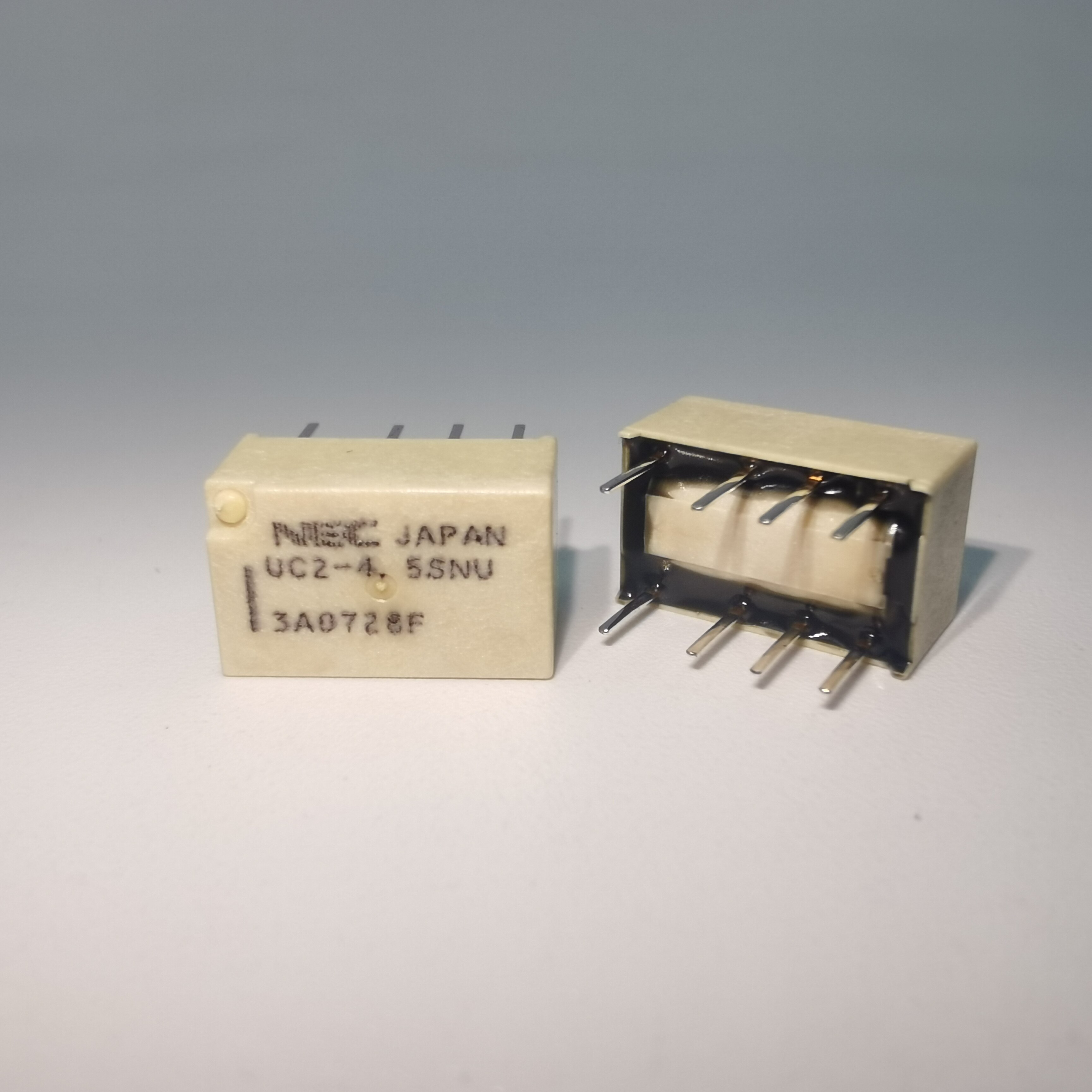 

UC2-4.5SNU электромагнитное реле 8 pin