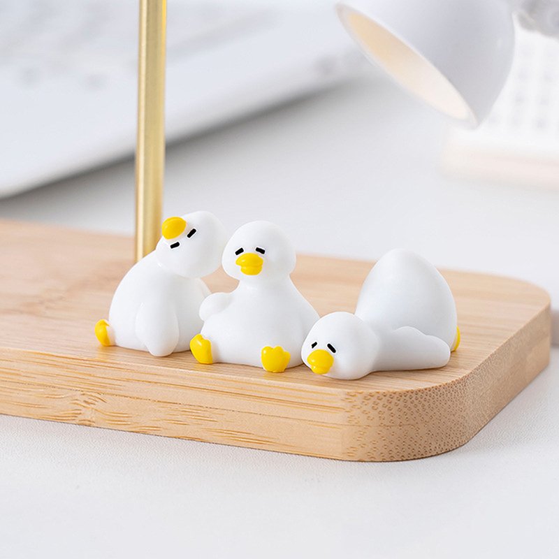

Миниатюрная фигурка белой утки из канифоли