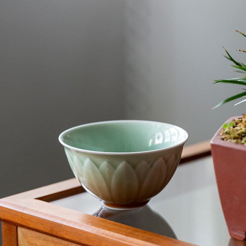 

Фарфоровая чашка Celadon