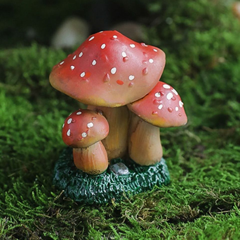 

Миниатюрная фигурка гриба из смолы