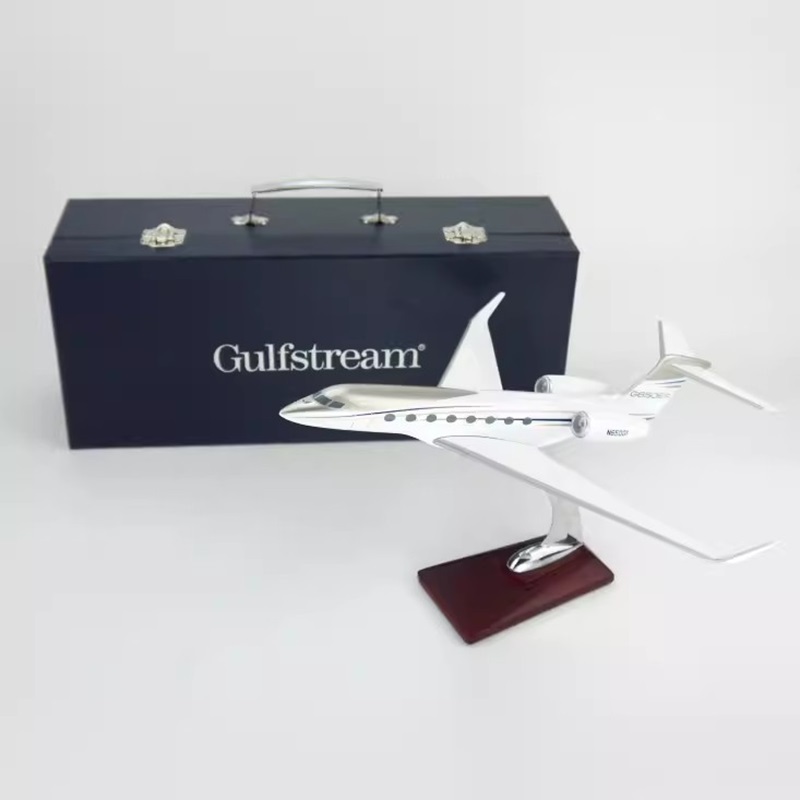 

Модель самолета Gulfstream G650 из смолы 1:100