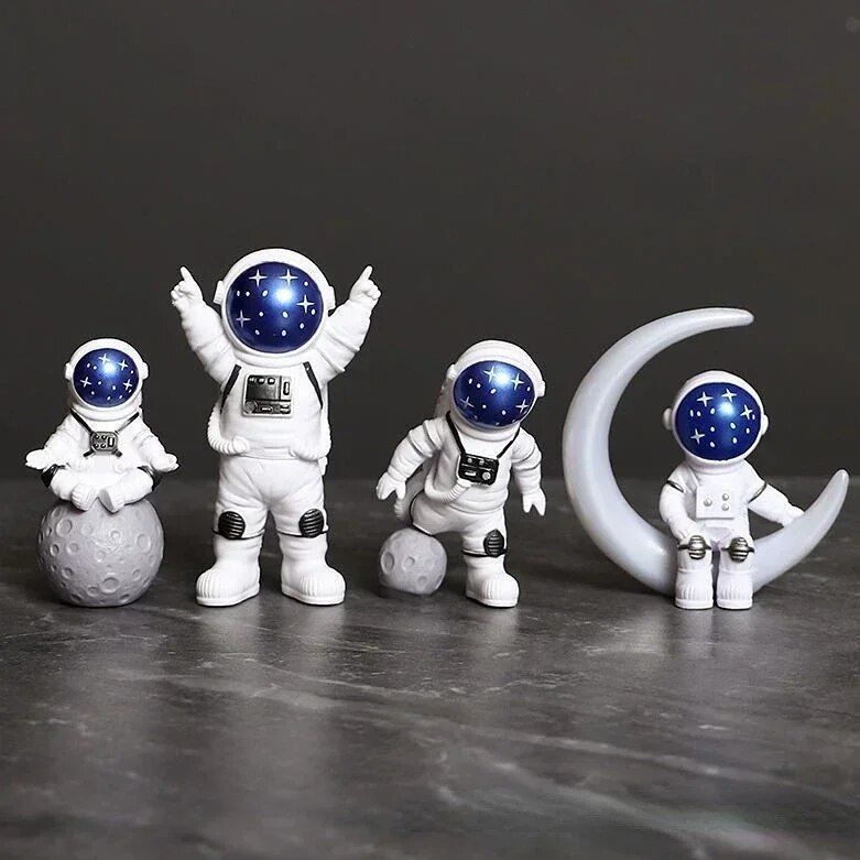 

Фигурки космонавтов из пластика, набор из 4 штук