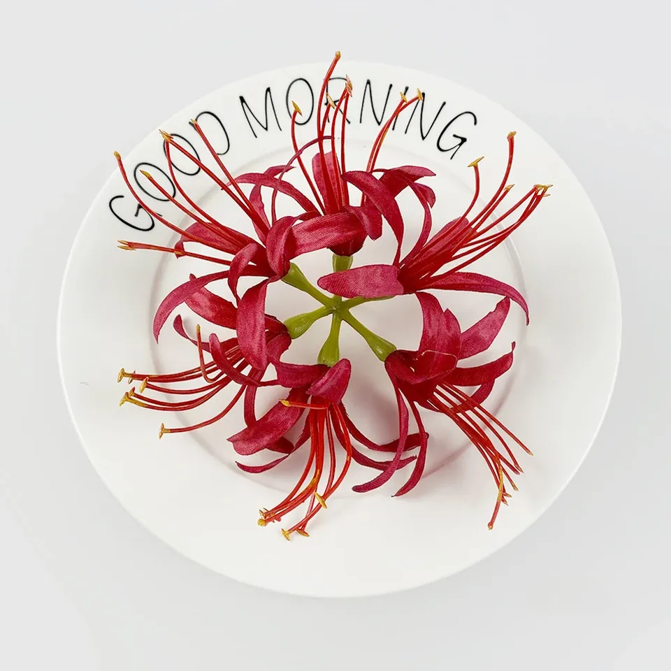 

Искусственные красные лилии из шелка Paramita Lycoris Radiata