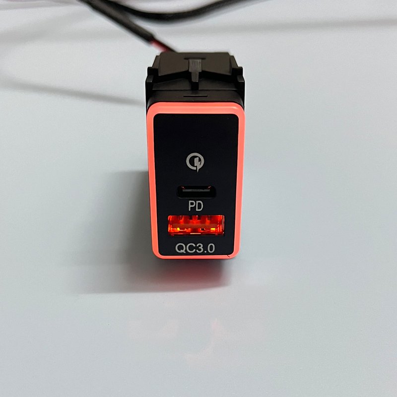

Автомобильное зарядное устройство TYPE-C PD QC3.0 с двумя разъемами USB и проводом для Nissan Qashqai Tiida Teana Sunny Y61 Y62 X-Trail Sylphy