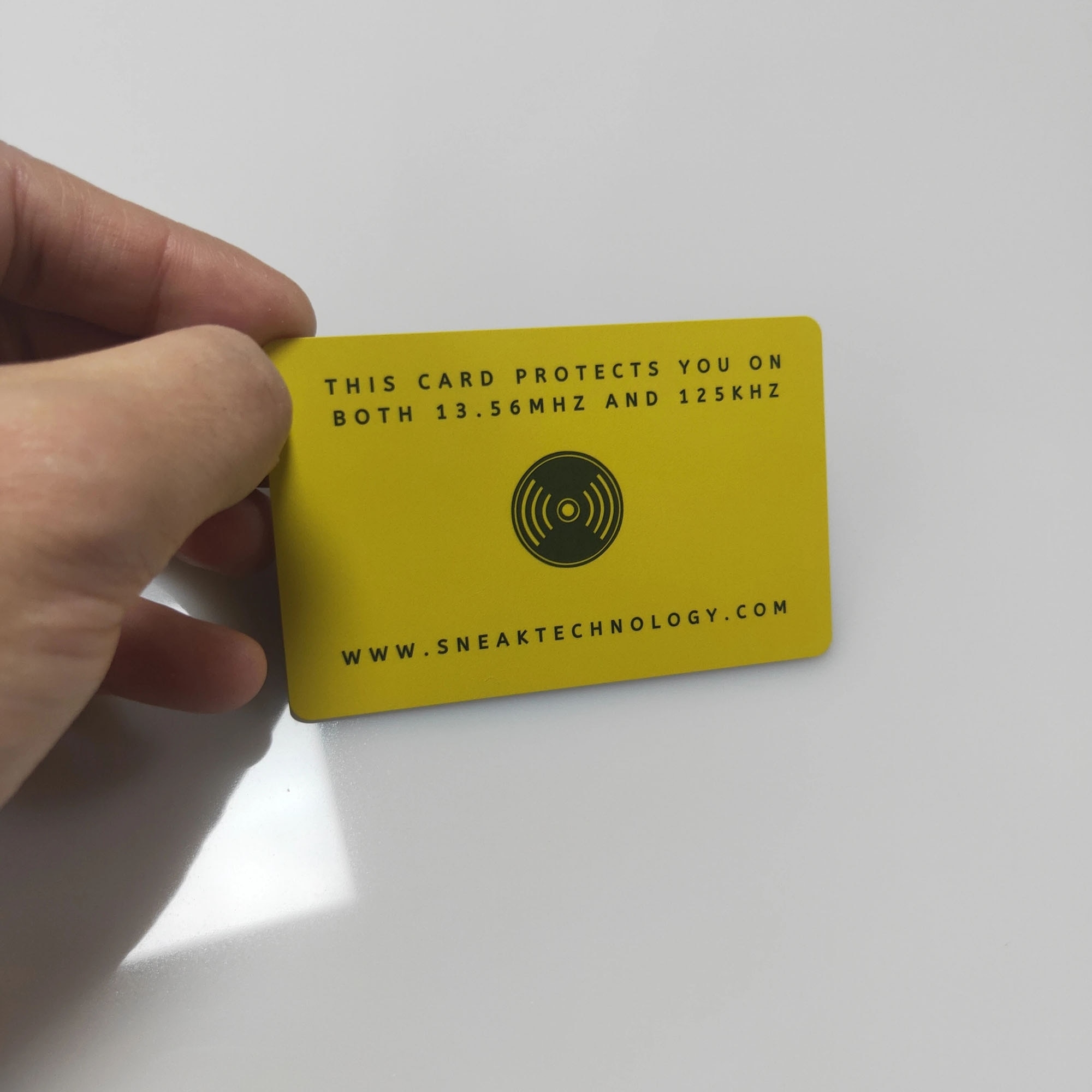 

RFID-блокировщик (13,56 МГц и 125 кГц) для защиты кредитных карт и паспортов