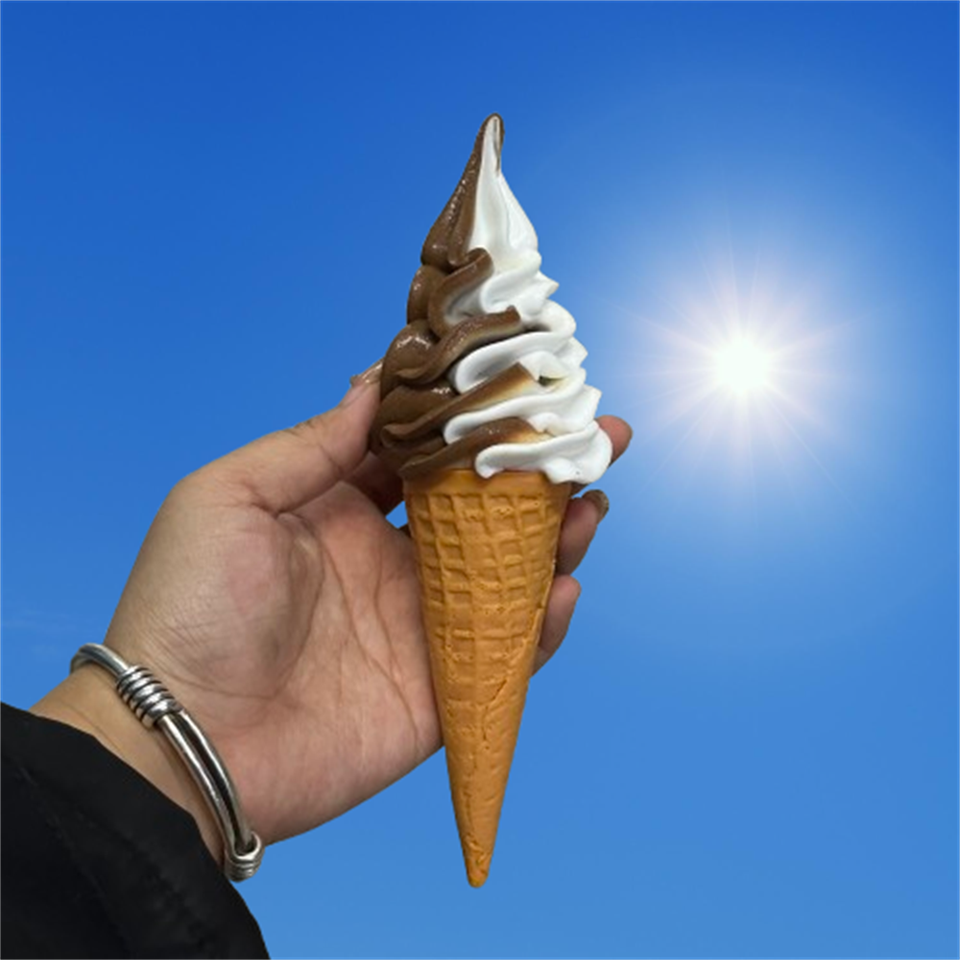 

Искусственное мороженое из пластика