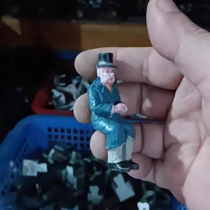 

Настольная фигурка из канифоли