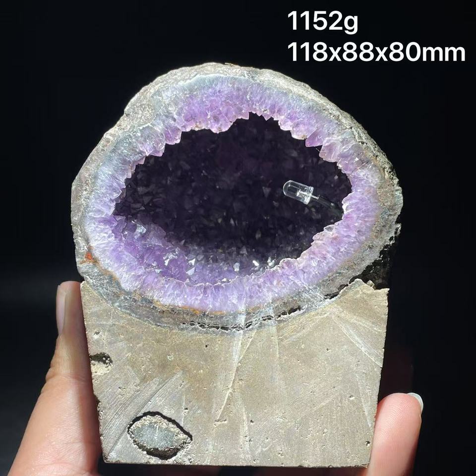 

Коллекционное украшение из натуральных камней