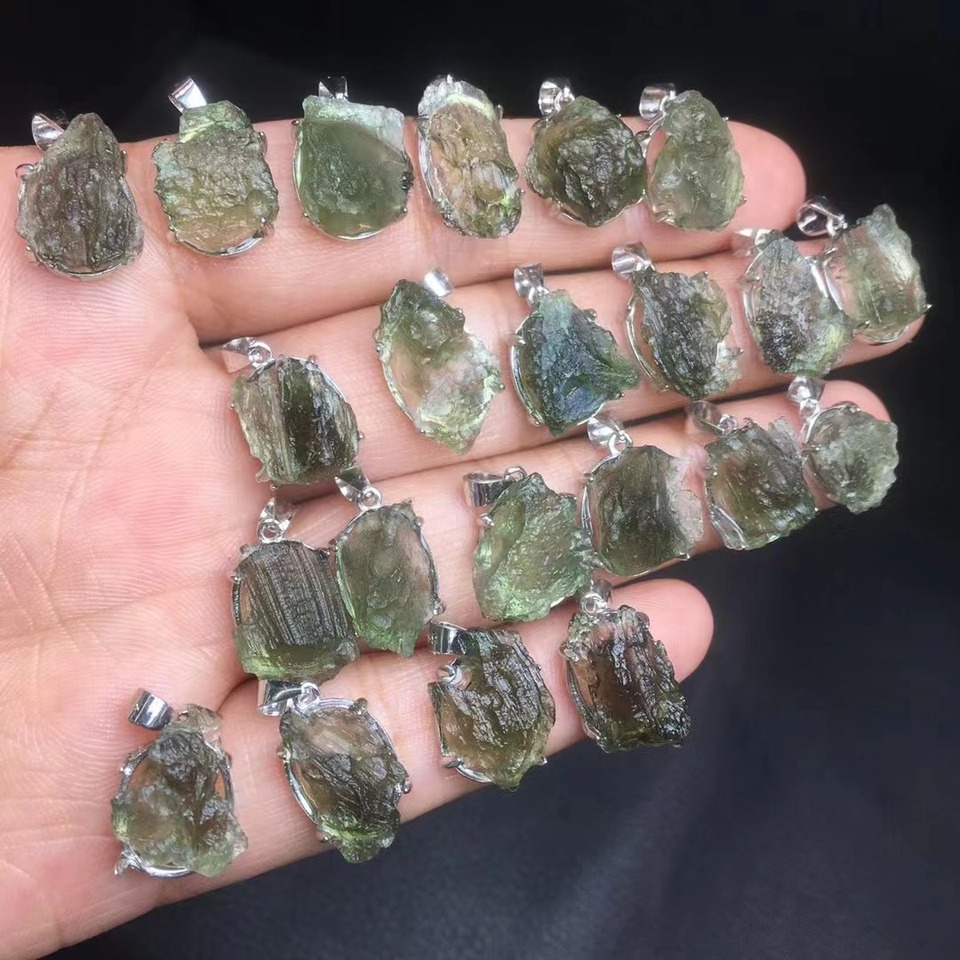 

Серебряная пряжка с кулоном из молдавита
