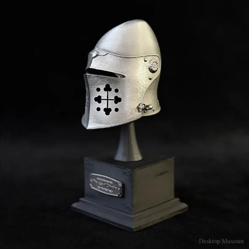 

Миниатюрный средневековый шлем из канифоли LTCP-306