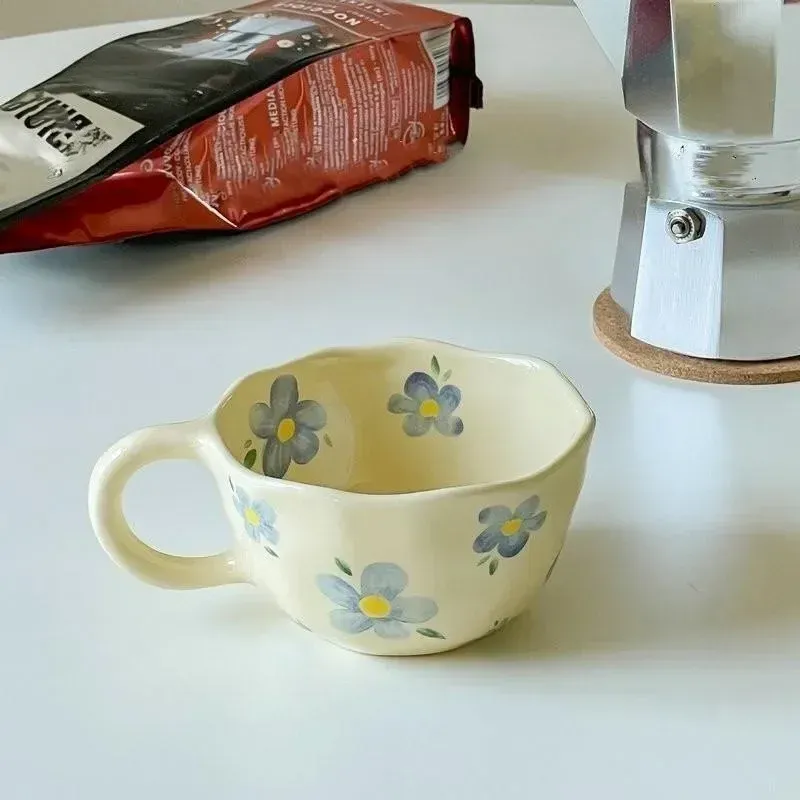

Керамическая чашка с цветочным узором