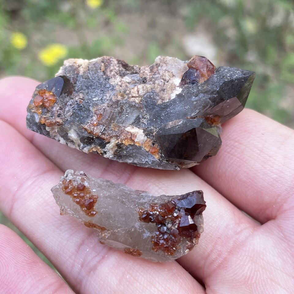 

Натуральный гранат с дымчатым кристаллом Feldspar, кварцевый симбиоз G1-4
