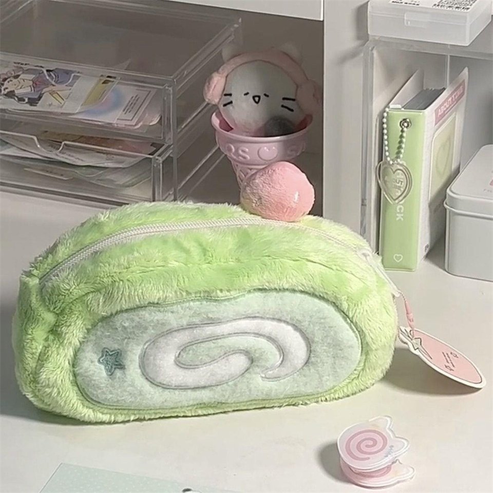 

Зеленый плюшевый пенал Swiss Roll