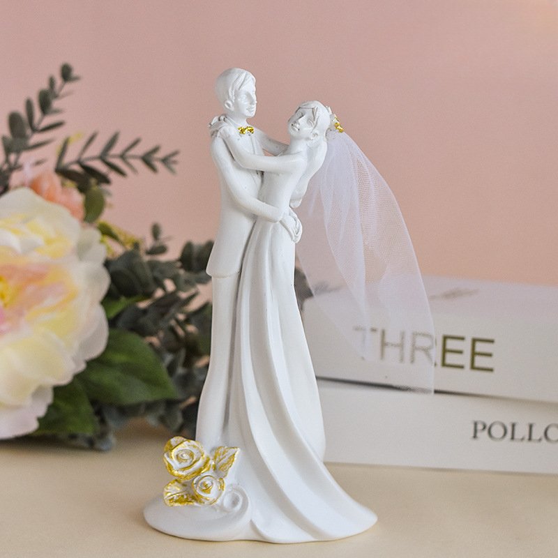 

Фигурки жениха и невесты из канифоли