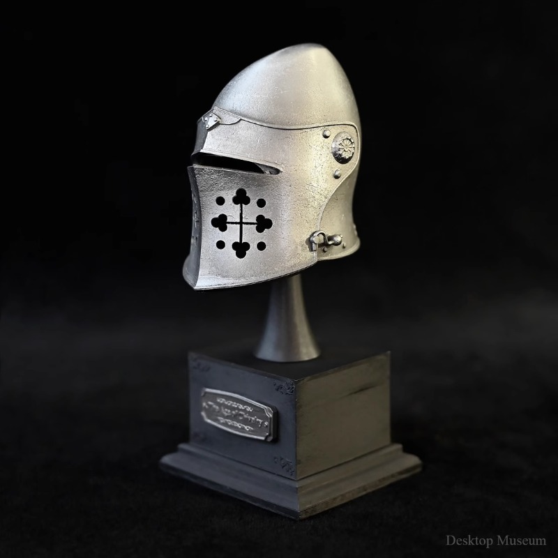 

Миниатюрный средневековый шлем из канифоли LTCP-306