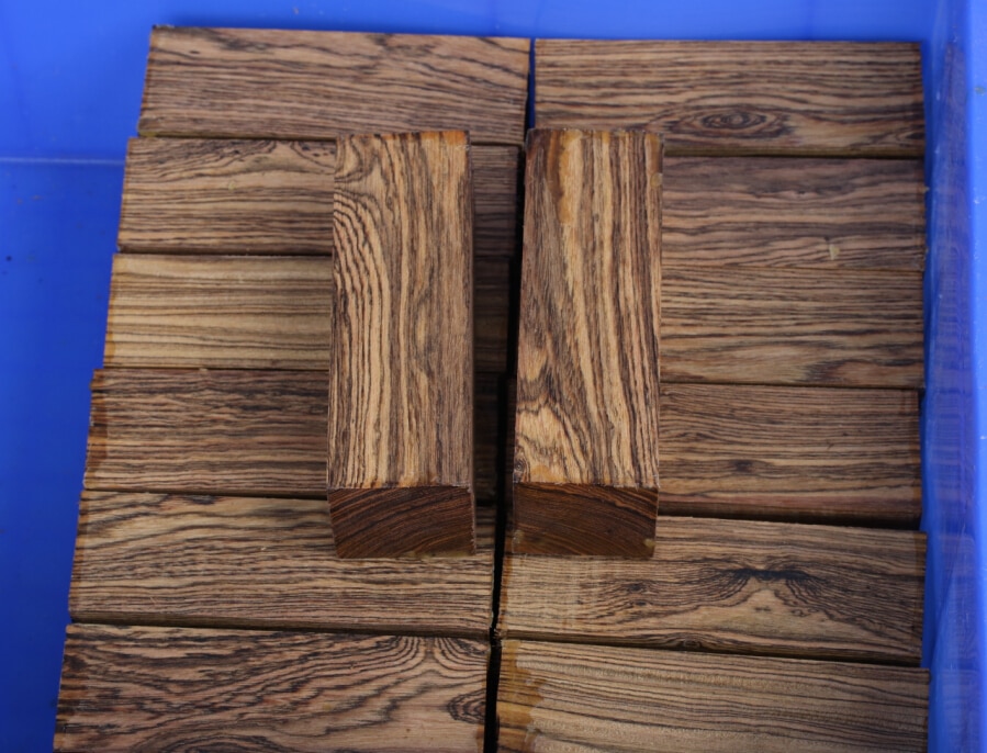

Заготовки для рукояток ножей Dark-Matter Bocote 120x40x30 мм